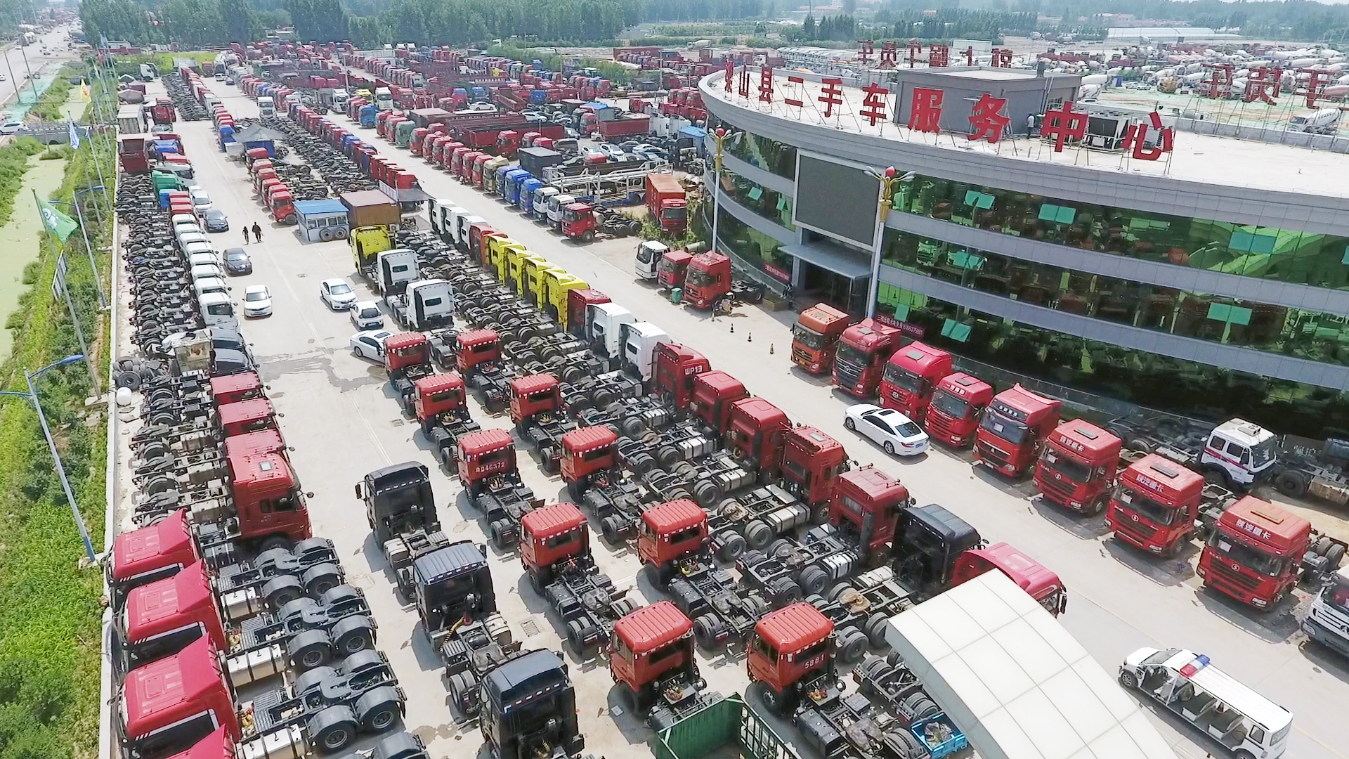 非凡娱乐二手车市场专访|车轮上的追梦人：走进货车司机的真实生活