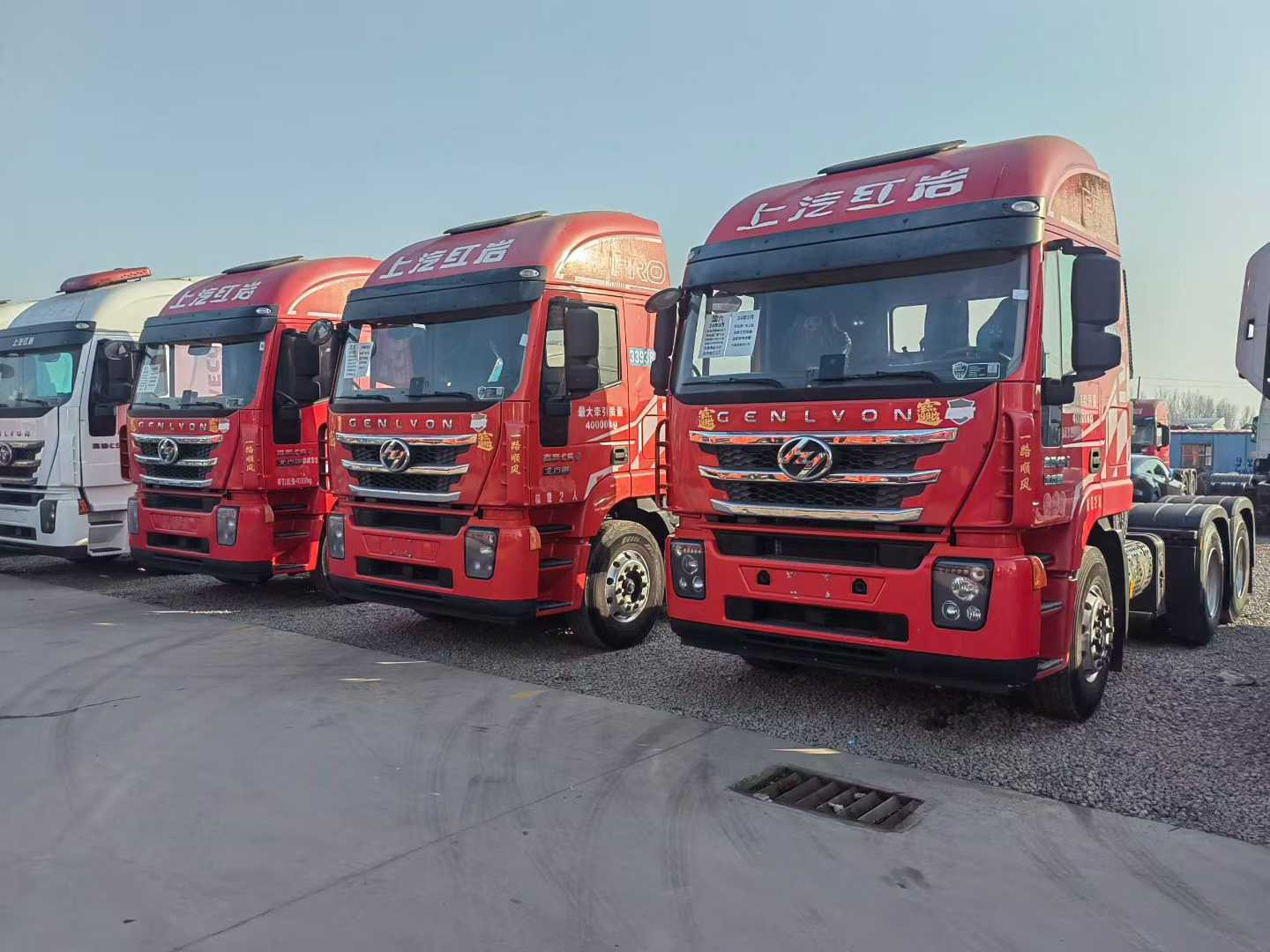 国六红岩杰狮460马力双驱轻体二手牵引车